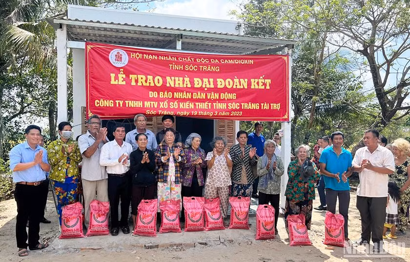 Báo Nhân Dân vận động Công ty trách nhiệm hữu hạn một thành viên Xổ số kiến thiết Sóc Trăng tặng nhà Đại đoàn kết cho hộ Khmer nghèo trong huyện Mỹ Xuyên, tỉnh Sóc Trăng.