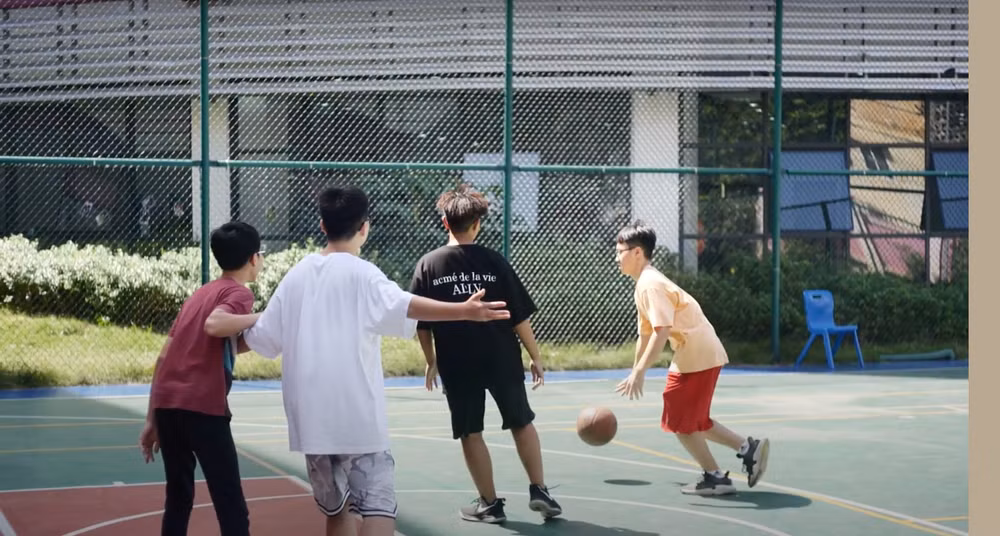 Sân tập ngoài trời luôn là điểm đến yêu thích của học sinh TH School.