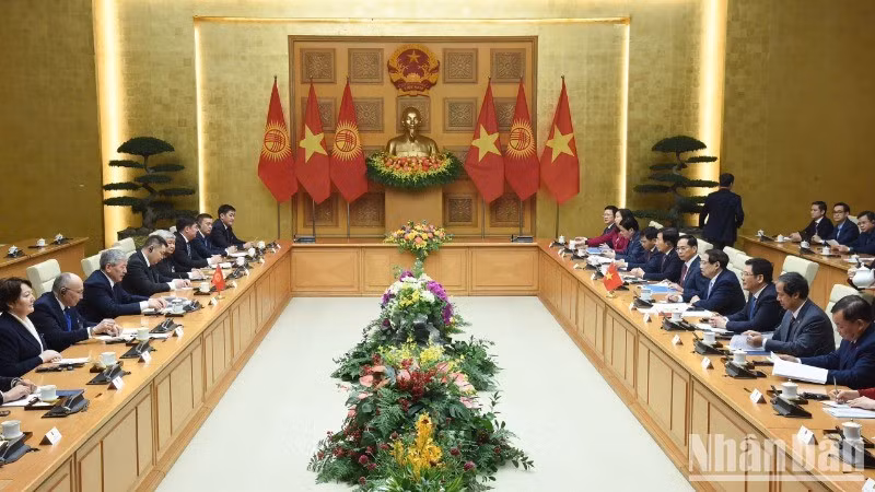 Thủ tướng Phạm Minh Chính và Thủ tướng Kyrgyzstan Adylbek Kasymaliev hội đàm. 9Ảnh: TRẦN HẢI) Thủ tướng Phạm Minh Chính và Thủ tướng Kyrgyzstan Adylbek Kasymaliev hội đàm. 9Ảnh: TRẦN HẢI)