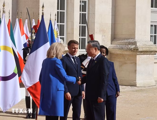 Tổng thống Cộng hòa Pháp Emmanuel Macron và Tổng Thư ký Pháp ngữ Louise Mushikiwabo đón Tổng Bí thư, Chủ tịch nước Tô Lâm. Tổng thống Cộng hòa Pháp Emmanuel Macron và Tổng Thư ký Pháp ngữ Louise Mushikiwabo đón Tổng Bí thư, Chủ tịch nước Tô Lâm.