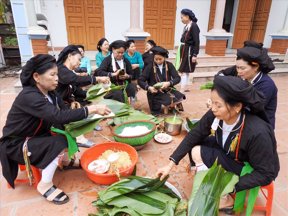Phụ nữ Sán Dìu ở xã Trung Mỹ thi gói bánh chưng gù.