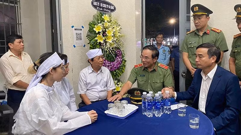 Lãnh đạo thành phố Đà Nẵng thăm hỏi, chia buồn với gia đình ông Trần Minh Thành. (Ảnh: ANH ĐÀO)