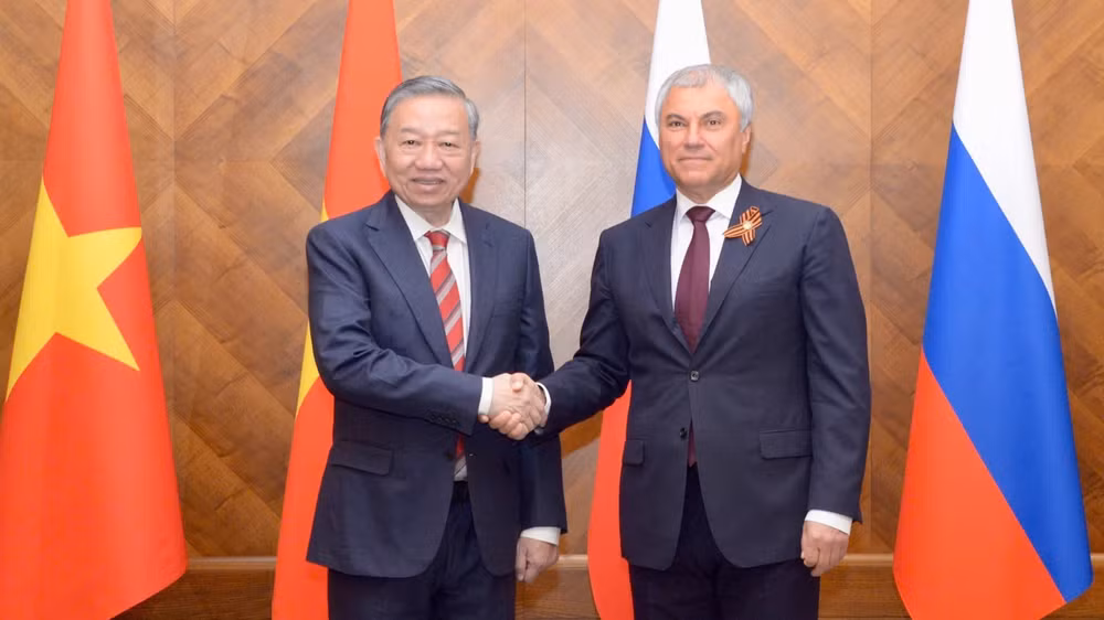 Tổng Bí thư Tô Lâm và Chủ tịch Duma Quốc gia (Hạ viện) Liên bang Nga Vyacheslav Volodin. (Ảnh: TTXVN)