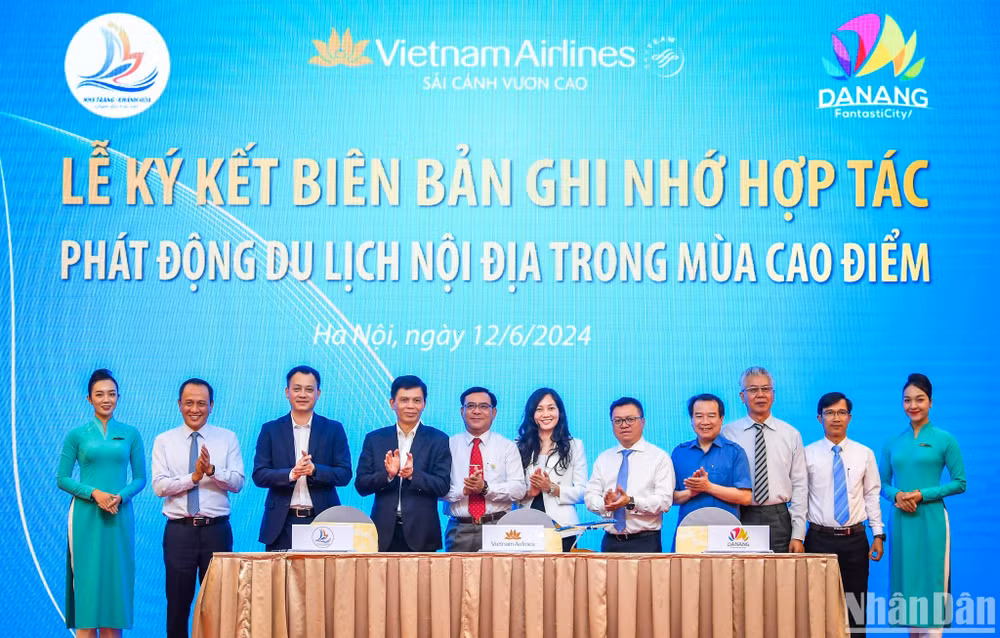 Trong khuôn khổ hội thảo đã diễn ra Lễ ký kết biên bản ghi nhớ hợp tác Phát động du lịch nội địa trong mùa cao điểm.