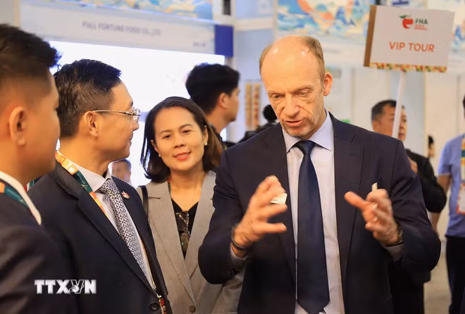 Ông Ian Roberts, Phó Chủ tịch phụ trách khu vực châu Á Tập đoàn Informa Markets, đánh giá cao đoàn Việt Nam tham dự sự kiện. (Ảnh: TTXVN) Ông Ian Roberts, Phó Chủ tịch phụ trách khu vực châu Á Tập đoàn Informa Markets, đánh giá cao đoàn Việt Nam tham dự sự kiện. (Ảnh: TTXVN)