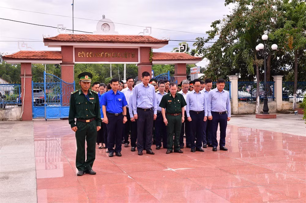 Ban lãnh đạo và người lao động BSR dâng hoa, dâng hương tri ân các anh hùng liệt sĩ tại Nghĩa trang liệt sĩ huyện Bình Sơn.