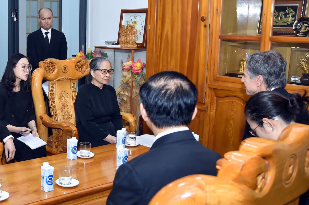 Thay mặt gia quyến, Phu nhân Ngô Thị Mận bày tỏ xúc động trước những tình cảm tốt đẹp của phía Hoa Kỳ, cá nhân Tổng thống Biden và Ngoại trưởng Blinken đã dành cho Tổng Bí thư Nguyễn Phú Trọng. Thay mặt gia quyến, Phu nhân Ngô Thị Mận bày tỏ xúc động trước những tình cảm tốt đẹp của phía Hoa Kỳ, cá nhân Tổng thống Biden và Ngoại trưởng Blinken đã dành cho Tổng Bí thư Nguyễn Phú Trọng.