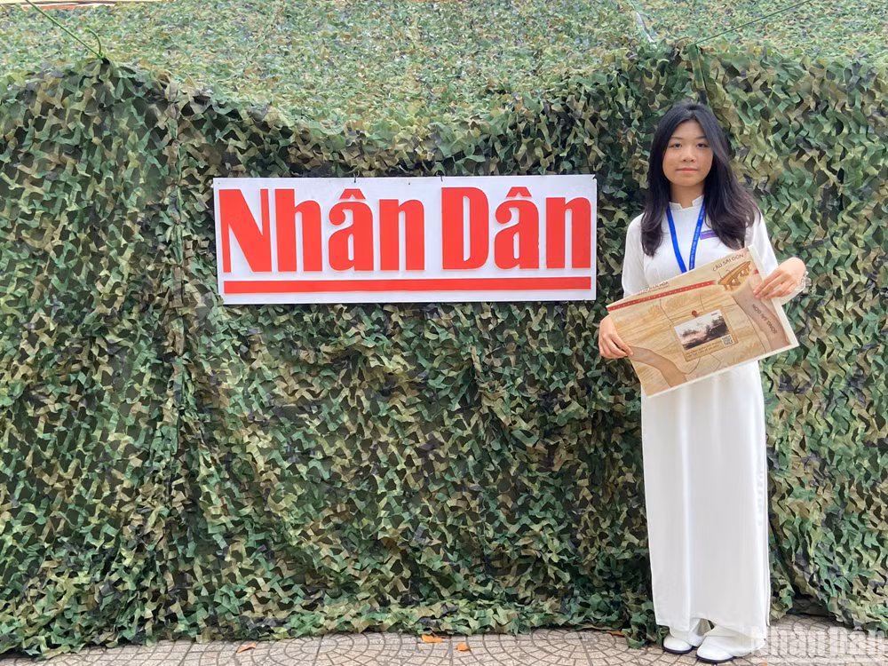 Diệu Linh check-in sau khi tham quan không gian hoạt cảnh về Chiến dịch Hồ Chí Minh.