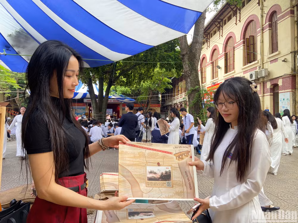 Báo Nhân Dân đã tặng 500 tờ phụ san đặc biệt cho thầy, cô và học sinh của Trường trung học phổ thông Trần Phú.