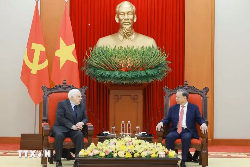 Tổng Bí thư Tô Lâm tiếp ông Frederick W.Smith, Nhà sáng lập kiêm Chủ tịch điều hành Tập đoàn FedEx (Hoa Kỳ). Tổng Bí thư Tô Lâm tiếp ông Frederick W.Smith, Nhà sáng lập kiêm Chủ tịch điều hành Tập đoàn FedEx (Hoa Kỳ).