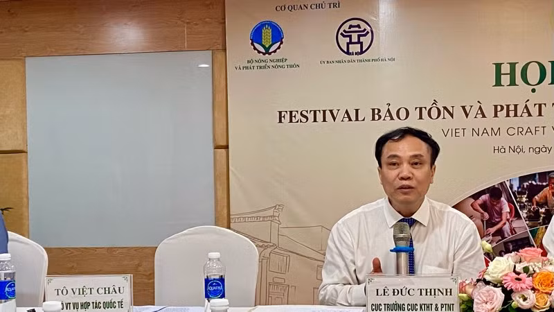 Cục trưởng Cục Kinh tế hợp tác và Phát triển Lê Đức Thịnh chia sẻ về tiêu chí đánh giá của Hội thi sản phẩm thủ công mỹ nghệ Việt Nam năm 2023. Cục trưởng Cục Kinh tế hợp tác và Phát triển Lê Đức Thịnh chia sẻ về tiêu chí đánh giá của Hội thi sản phẩm thủ công mỹ nghệ Việt Nam năm 2023.