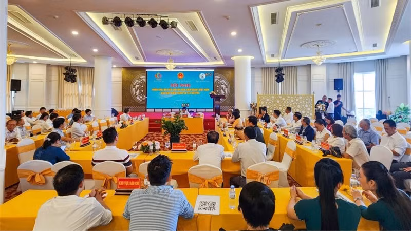Toàn cảnh hội nghị triển khai Bộ tiêu chí văn hóa kinh doanh Việt Nam đối với khu vực miền trung và Tây Nguyên.