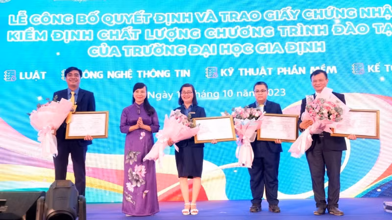 Các thầy cô đón nhận Giấy chứng nhận kiểm định chất lượng chương trình đào tạo.