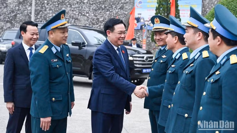 Chủ tịch Quốc hội Vương Đình Huệ với cán bộ, chiến sĩ Trung đoàn Không quân 921. 