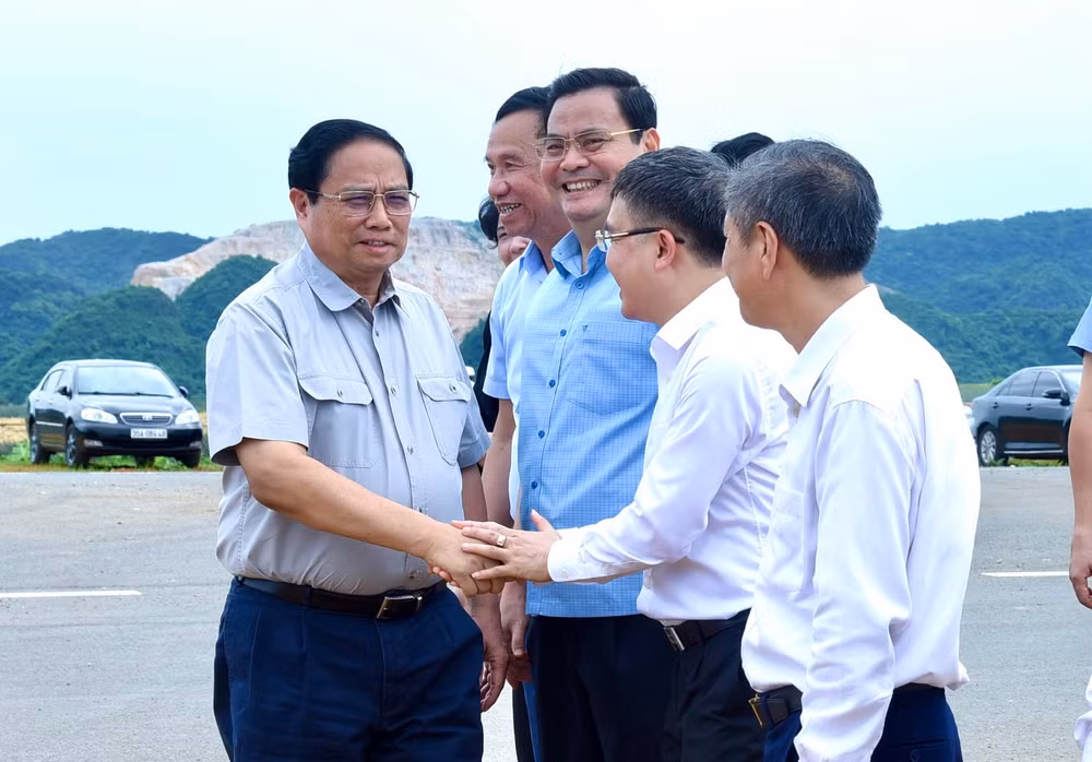 Thủ tướng Phạm Minh Chính thăm vùng trồng dứa nguyên liệu ở xã Quang Sơn, thành phố Tam Điệp của Công ty cổ phần Thực phẩm xuất khẩu Đồng Giao.