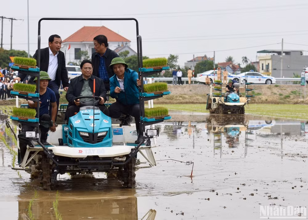 Thủ tướng Phạm Minh Chính trải nghiệm lái máy cấy mạ khay trên cánh đồng xã Hưng Long, huyện Ninh Giang. Thủ tướng Phạm Minh Chính trải nghiệm lái máy cấy mạ khay trên cánh đồng xã Hưng Long, huyện Ninh Giang.