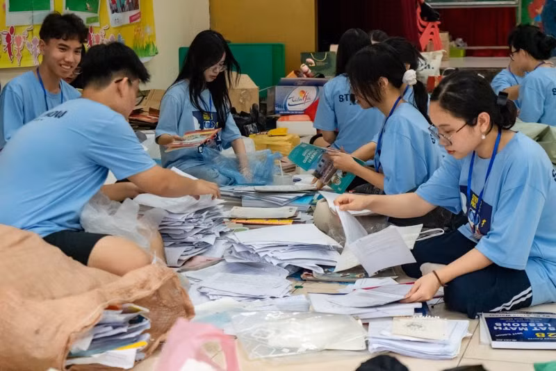 Các học sinh phân loại giấy thu gom được sau sự kiện "Lượm đây".