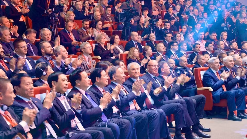 Tổng Bí thư Tô Lâm và Chủ tịch Duma Quốc gia (Hạ viện) Liên bang Nga Vyacheslav Volodin cùng các đại biểu tại sự kiện. (Ảnh: TTXVN) Tổng Bí thư Tô Lâm và Chủ tịch Duma Quốc gia (Hạ viện) Liên bang Nga Vyacheslav Volodin cùng các đại biểu tại sự kiện. (Ảnh: TTXVN)