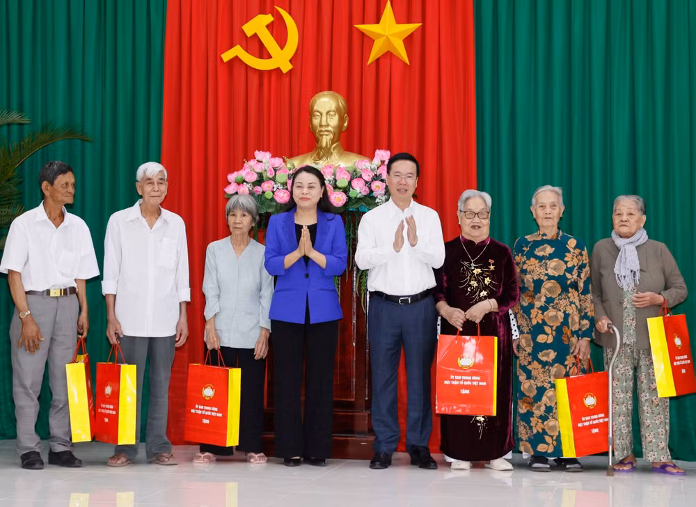 Chủ tịch nước Võ Văn Thưởng chúc Tết các đối tượng chính sách ở huyện Trà Ôn, tỉnh Vĩnh Long. Ảnh: Thống Nhất/TTXVN Chủ tịch nước Võ Văn Thưởng chúc Tết các đối tượng chính sách ở huyện Trà Ôn, tỉnh Vĩnh Long. Ảnh: Thống Nhất/TTXVN