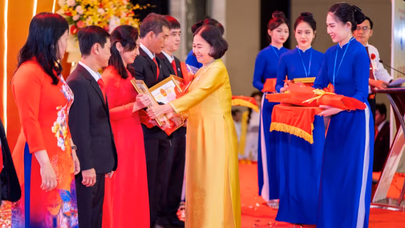 Bà Nguyễn Thị Yến, Phó Bí thư Thường trực Tỉnh ủy Bà Rịa-Vũng Tàu trao bằng khen cho các cá nhân, tập thể hoàn thành xuất sắc nhiệm vụ trong Lễ kỷ niệm 40 năm thành lập của công ty.