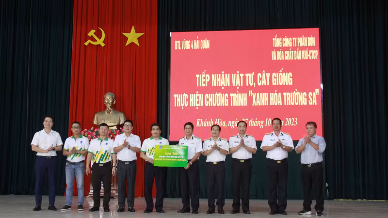 PVFCCo trao biểu trưng tài trợ vật tư và 100.000 cây xanh cho Bộ Tư lệnh Vùng 4 Hải quân.