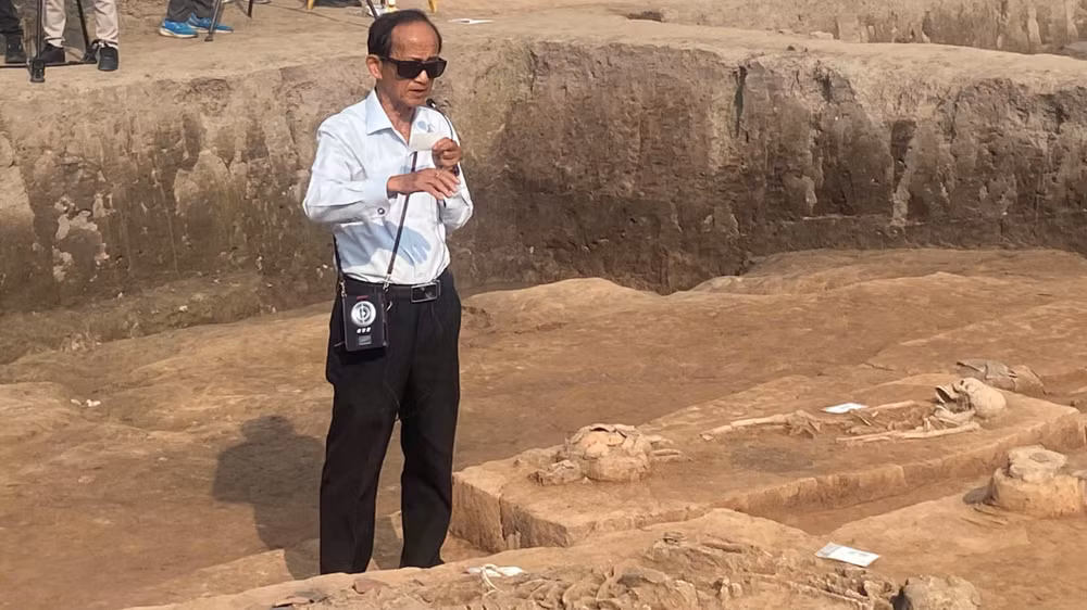 Phó Giáo sư, Tiến sĩ Nguyễn Lân Cường phân tích các điểm đặc biệt trên bộ xương người Việt cổ. (Ảnh: NGỌC KHÁNH) Phó Giáo sư, Tiến sĩ Nguyễn Lân Cường phân tích các điểm đặc biệt trên bộ xương người Việt cổ. (Ảnh: NGỌC KHÁNH)