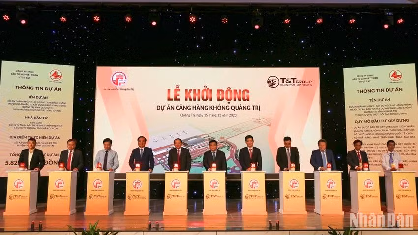 Các đại biểu nhấn nút khởi động dự án Cảng hàng không Quảng Trị.