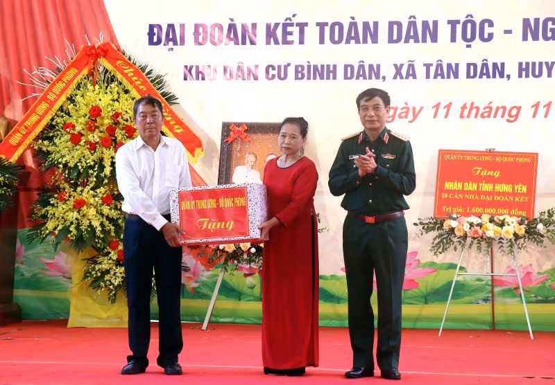 Đại tướng Phan Văn Giang tặng quà cho khu dân cư Bình Dân, huyện Khoái Châu, tỉnh Hưng Yên.
