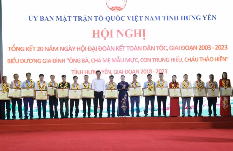 Bí thư Tỉnh ủy Nguyễn Hữu Nghĩa và Phó Chủ tịch Ủy ban Trung ương Mặt trận Tổ quốc Việt Nam Trương Thị Ngọc Ánh trao Bằng khen của Chủ tịch Ủy ban nhân dân tỉnh Hưng Yên cho các tập thể có thành tích xuất sắc trong tổ chức 20 năm “Ngày hội đại đoàn kết toàn dân tộc” giai đoạn 2003-2023.