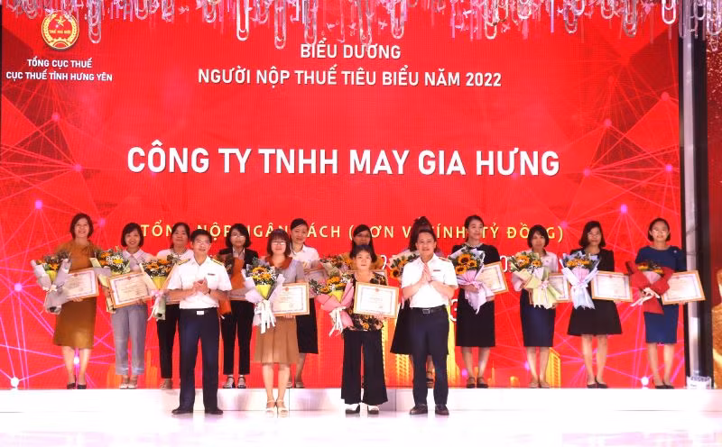 Tổng cục Thuế và Cục Thuế tỉnh Hưng Yên đã tuyên dương và trao Bằng khen, Giấy khen cho các doanh nghiệp, hộ kinh doanh tiêu biểu trong nộp thuế.
