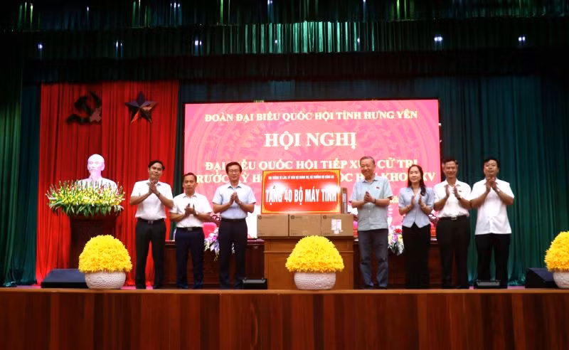Bộ trưởng Công an Tô Lâm tặng huyện Văn Lâm 40 bộ máy tính. Bộ trưởng Công an Tô Lâm tặng huyện Văn Lâm 40 bộ máy tính.