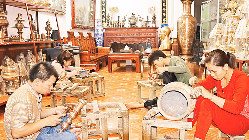 Nghề chế tác đồng, thôn Lộng Thượng, xã Ðại Ðồng, huyện Văn Lâm, tỉnh Hưng Yên. 