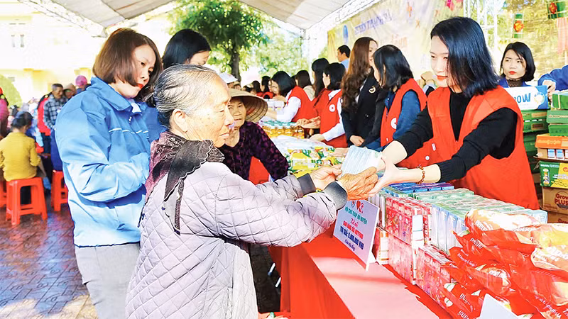 Người dân tham dự "Chợ Tết nhân ái" huyện Thạch Hà, tỉnh Hà Tĩnh. (Ảnh HỮU ANH) 