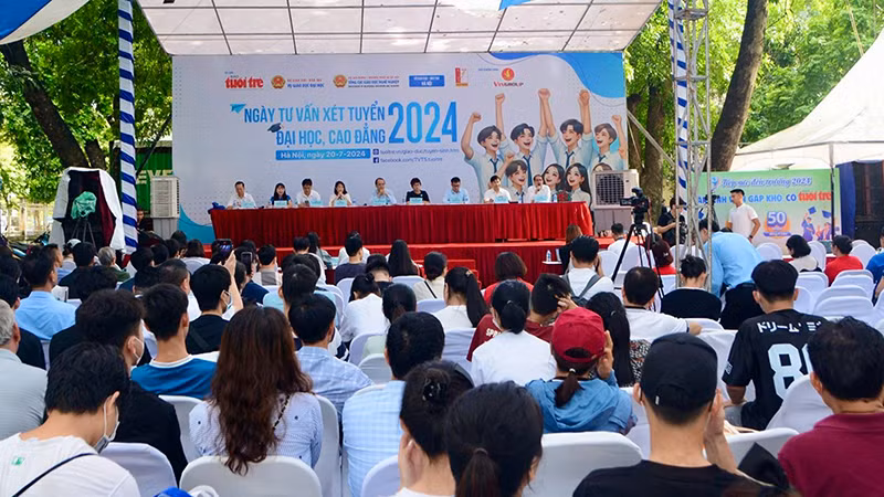 Phụ huynh và học sinh tham dự Ngày tư vấn xét tuyển đại học, cao đẳng 2024. (Ảnh QUỐC VIỆT) Phụ huynh và học sinh tham dự Ngày tư vấn xét tuyển đại học, cao đẳng 2024. (Ảnh QUỐC VIỆT)