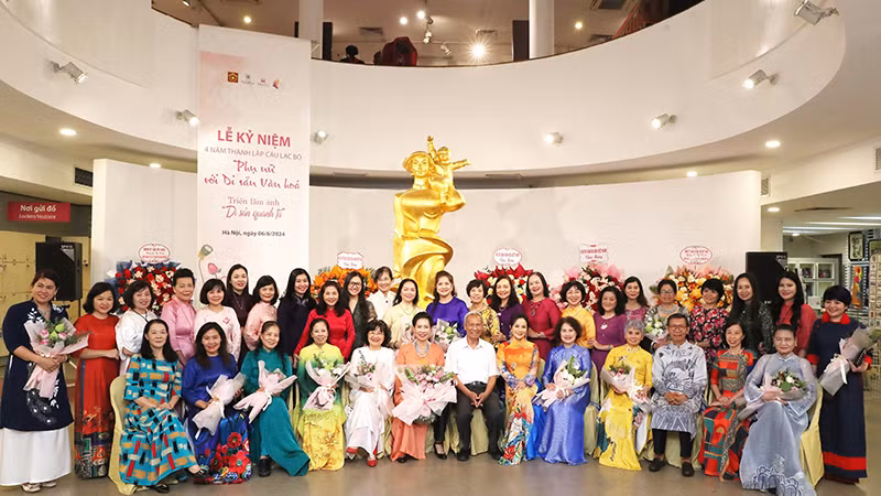Các đại biểu tại Lễ kỷ niệm 4 năm thành lập Câu lạc bộ Phụ nữ với di sản văn hóa. 