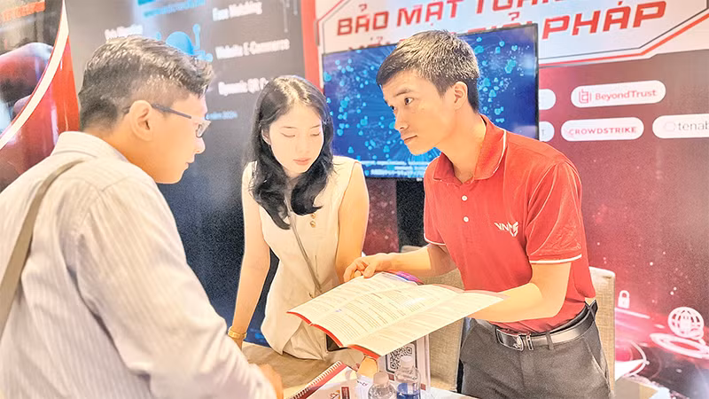 Các doanh nghiệp giới thiệu với khách hàng các giải pháp bảo mật an toàn thông tin tại Thành phố Hồ Chí Minh. 