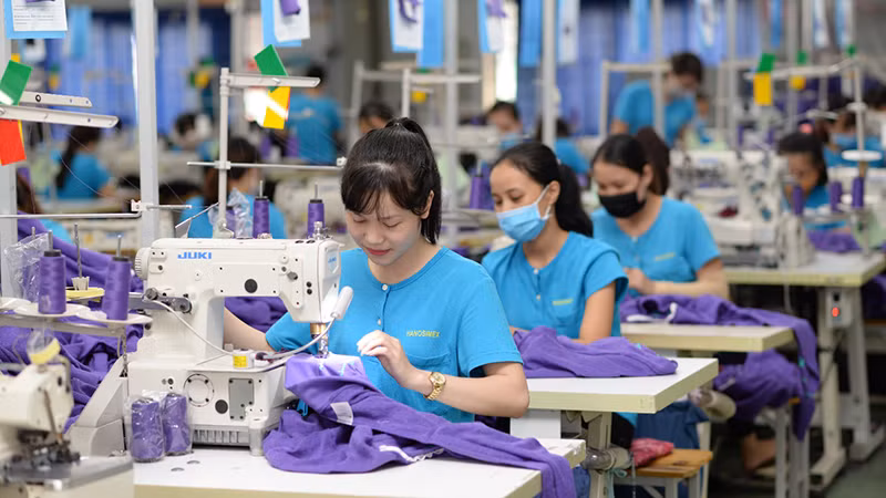 Sản xuất tại Tổng công ty cổ phần Dệt may Hà Nội. (Ảnh NGUYÊN TRANG) 