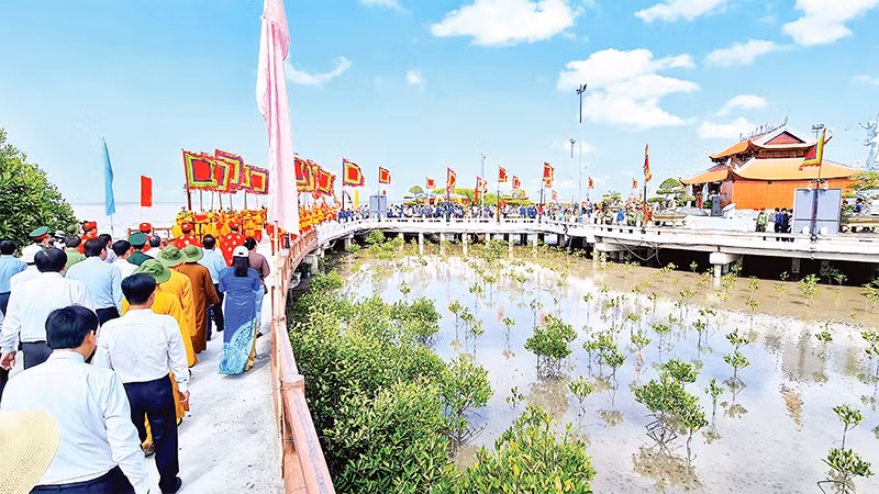 Ðông đảo người dân về dâng hương, dâng lễ tại khu Ðền thờ Quốc Tổ Lạc Long Quân và Quốc Mẫu Âu Cơ tại Khu du lịch Mũi Cà Mau. 