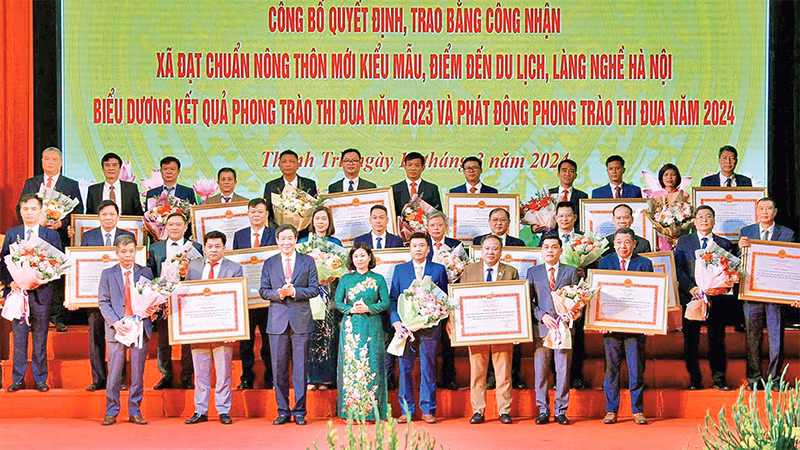 Phó Bí thư Thường trực Thành ủy Nguyễn Thị Tuyến trao Bằng công nhận xã đạt chuẩn nông thôn mới kiểu mẫu tặng 15 xã của huyện Thanh Trì. 