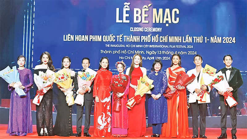 Các đại biểu, diễn viên trong lễ bế mạc Liên hoan phim quốc tế Thành phố Hồ Chí Minh lần thứ nhất. 