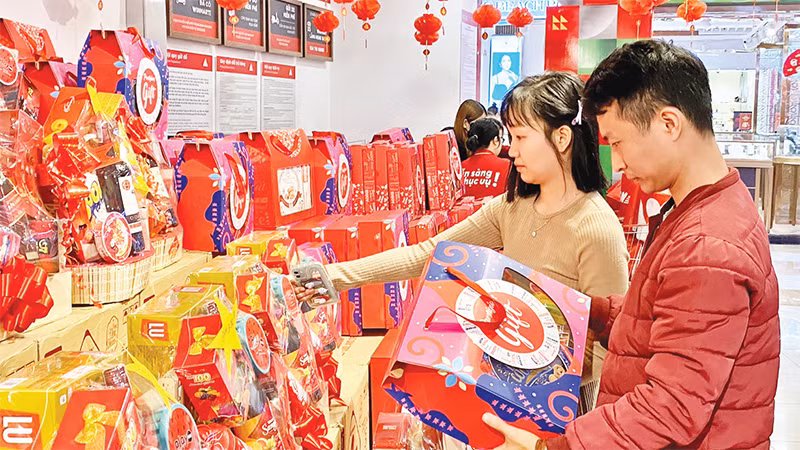 Người tiêu dùng mua sắm hàng hóa Tết tại siêu thị Winmart (Trung tâm thương mại Vincom Mega Mall Smart City, Nam Từ Liêm, Hà Nội). 