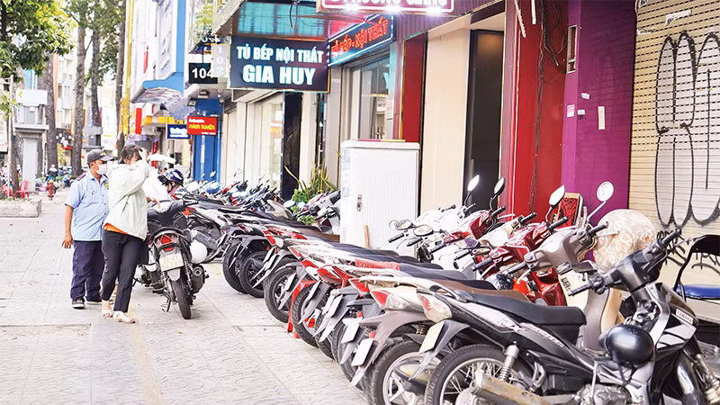 Người dân để xe máy theo vị trí quy định trên đường 3 Tháng 2, Quận 10. (Ảnh THẾ ANH) 