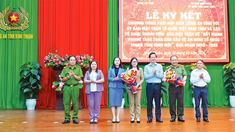 Ðồng chí Ðoàn Anh Dũng, Chủ tịch Ủy ban nhân dân tỉnh Bình Thuận trao bằng khen tặng tập thể, cá nhân. 