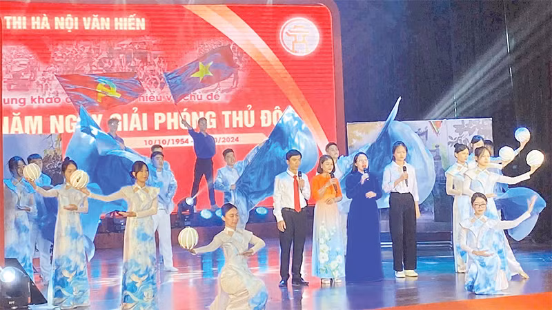 Một phần thi tại vòng chung khảo Cuộc thi tìm hiểu về chủ đề 70 năm Ngày Giải phóng Thủ đô. (Ảnh Bảo Lâm) 