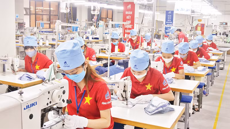 Sản xuất hàng may mặc tại Tổng công ty May 10. 