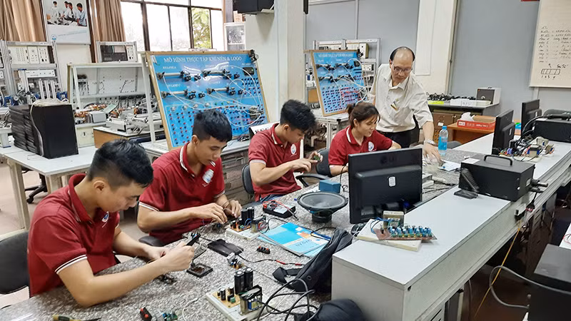 Ðào tạo nghề chuyên sâu ngành điện tử tại Trường cao đẳng Kỹ nghệ II, Thành phố Hồ Chí Minh. 