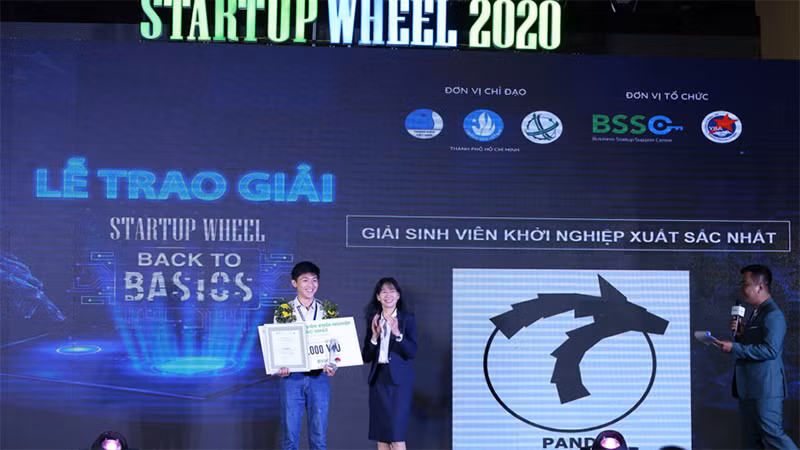 Phạm Mạnh Ðình đại diện Công ty Pando nhận Giải thưởng Sinh viên khởi nghiệp xuất sắc nhất tại Cuộc thi Startup Wheel 2020. Phạm Mạnh Ðình đại diện Công ty Pando nhận Giải thưởng Sinh viên khởi nghiệp xuất sắc nhất tại Cuộc thi Startup Wheel 2020.