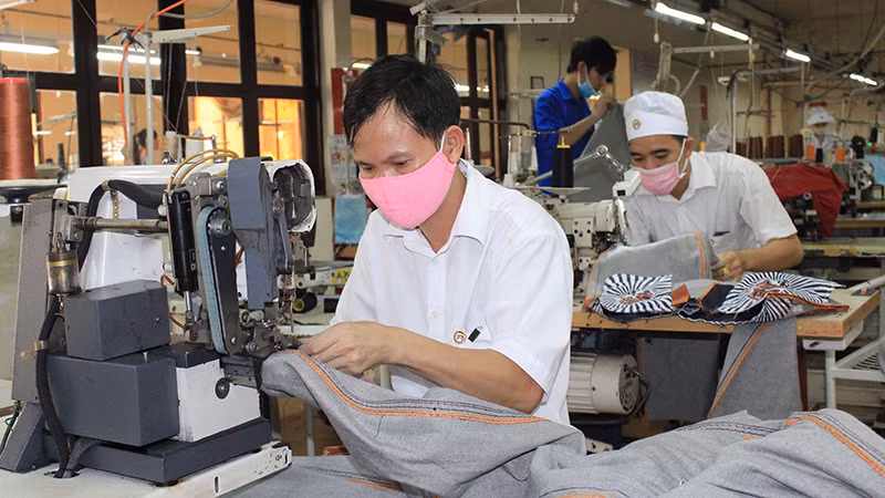 Sản xuất hàng may mặc tại Công ty cổ phần May mặc Bình Dương. 