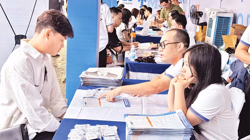 Thí sinh tìm hiểu thông tin tuyển sinh của Trường đại học Thương mại. 