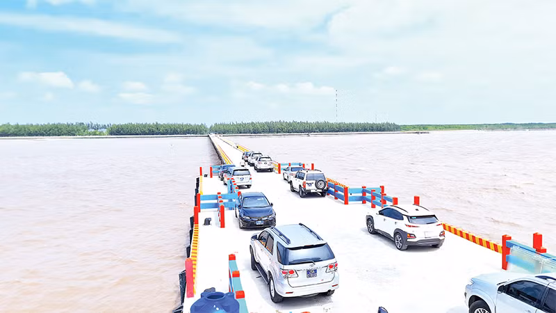 Cầu tàu nhìn vào kè ven biển khu vực Khai Long (huyện Ngọc Hiển, tỉnh Cà Mau) được thực hiện theo hình thức xã hội hóa bảo đảm phòng chống sạt lở. 